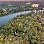 Le Chateau De John Miles Au Bord De L'eau Sucé