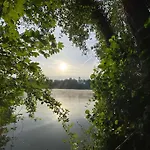 Le Chateau De John Miles Au Bord De L'eau Sucé