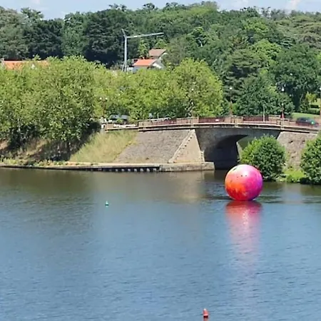 Le Chateau De John Miles Au Bord De L'eau Sucé