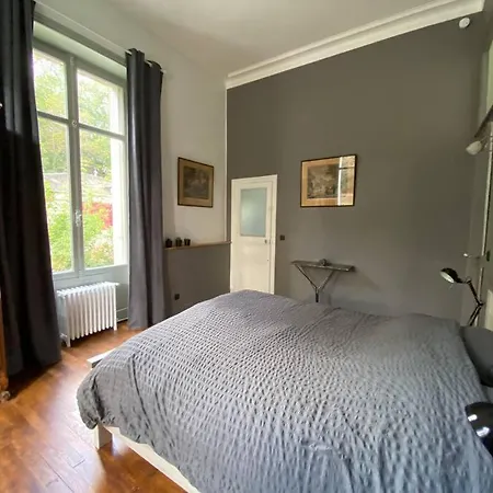 Le Chateau De John Miles Au Bord De L'eau *