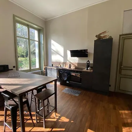 Le Chateau De John Miles Au Bord De L'eau