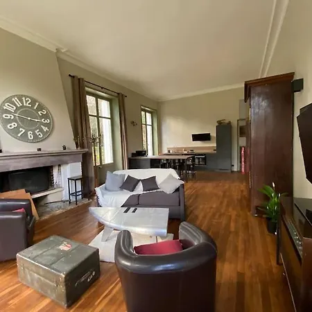 Le Chateau De John Miles Au Bord De L'eau *