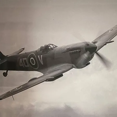 Le Chateau De John Miles Au Bord De L'eau