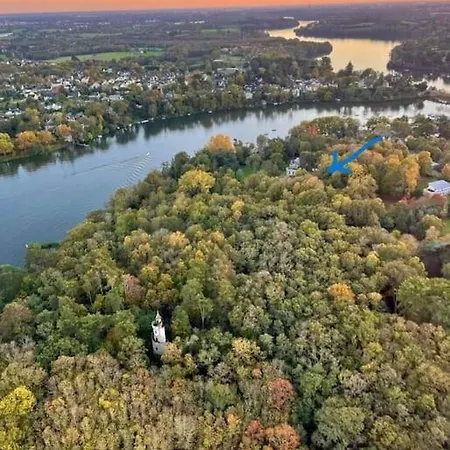 Le Chateau De John Miles Au Bord De L'eau Sucé