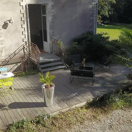 Le Chateau De John Miles Au Bord De L'eau