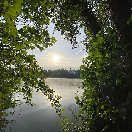 Le Chateau De John Miles Au Bord De L'eau Sucé