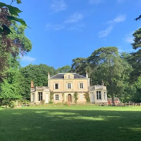 Le Chateau De John Miles Au Bord De L'eau Sucé