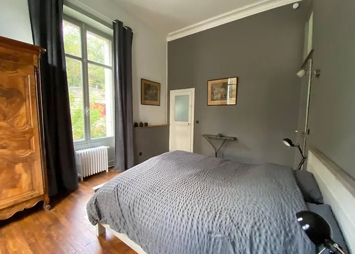 Le Chateau De John Miles Au Bord De L'eau *