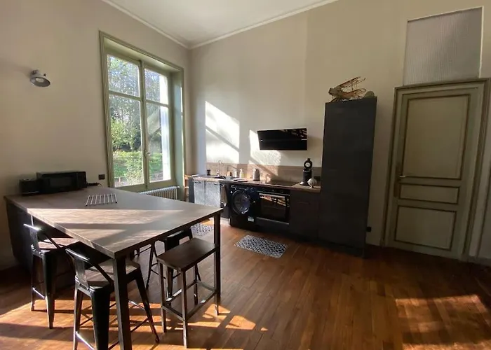 Le Chateau De John Miles Au Bord De L'eau