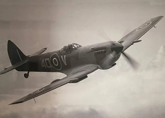 Le Chateau De John Miles Au Bord De L'eau