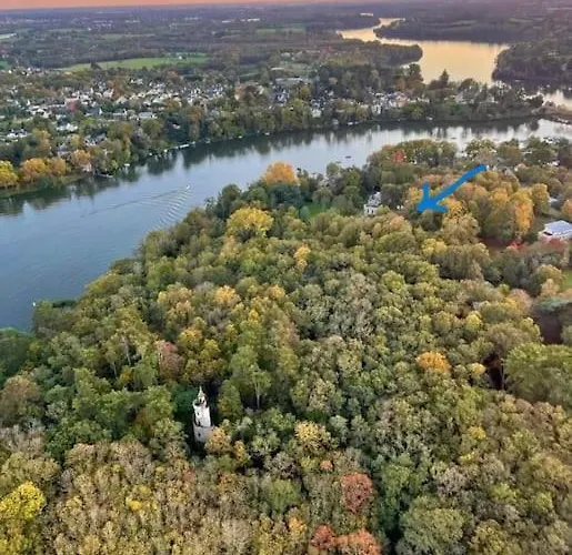Le Chateau De John Miles Au Bord De L'eau Sucé