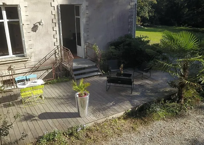 Le Chateau De John Miles Au Bord De L'eau