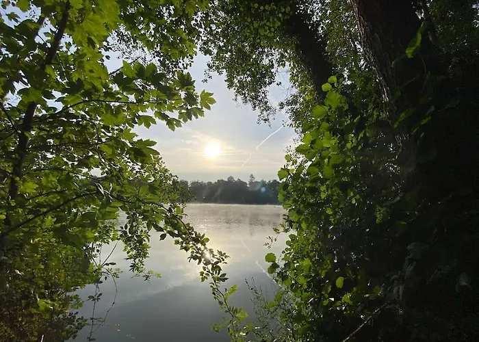 Le Chateau De John Miles Au Bord De L'eau Sucé