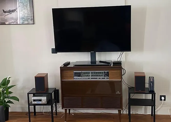 Le Chateau De John Miles Au Bord De L'eau