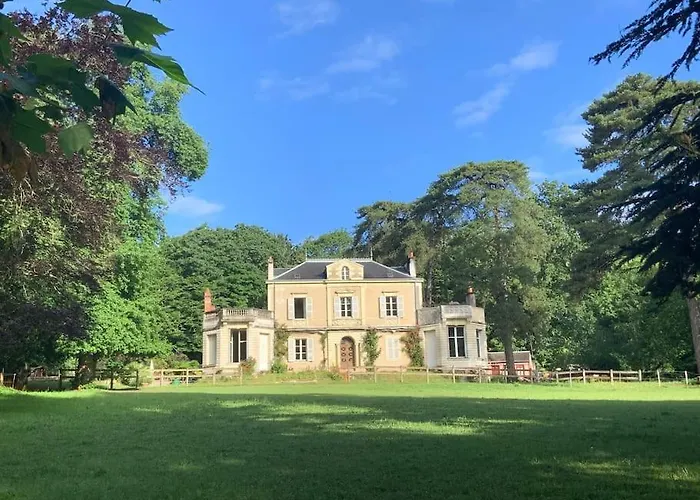 Le Chateau De John Miles Au Bord De L'eau Sucé