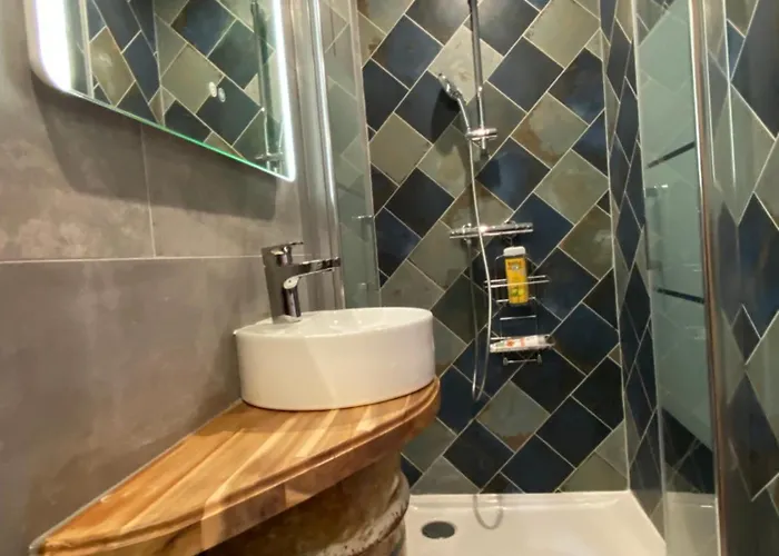 Le Chateau De John Miles Au Bord De L'eau *